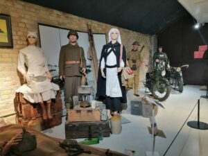 Hello! Nous, c'est la filière AGORA de l'ensemble Saint Luc de Cambrai. Nous sommes partis sur Dunkerque pour vivre une journée d'intégration vraiment incroyable, organisée par nos professeurs. 15