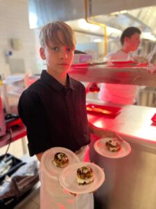 Réaliser des cocktails et des amuse-bouche sur la thématique de l'Automne, c'est le défi des élèves de l'Institution Saint Pierre de Fourmies 13
