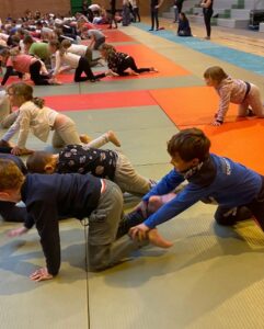 Sport et Solidarité étaient au progamme de la dernière matinée de classe de la période à l'école Saint Joseph de Cambrai. 4