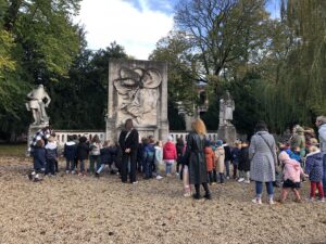 A l'approche du 11 novembre, les élèves de grande section et de CP de l'école de la Sainte Union de Douai sont allés voir le monument aux morts. 1