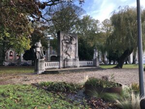 A l'approche du 11 novembre, les élèves de grande section et de CP de l'école de la Sainte Union de Douai sont allés voir le monument aux morts. 2