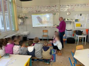A l'école Saint Bernard de Cambrai. Les enfants ont appris à prendre soin des oiseaux en hiver. 1