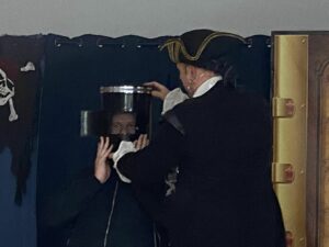 à l'école Saint Joseph de Solesmes, il y a eu un très beau moment d’échange à la maison de retraite de Solesmes, entre les Cm1 b , les GS , les personnes âgées et un magicien ! 10