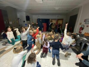 à l'école Saint Joseph de Solesmes, il y a eu un très beau moment d’échange à la maison de retraite de Solesmes, entre les Cm1 b , les GS , les personnes âgées et un magicien ! 11