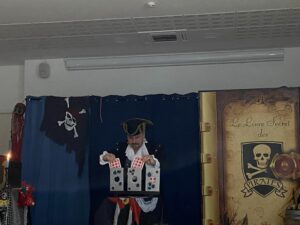 à l'école Saint Joseph de Solesmes, il y a eu un très beau moment d’échange à la maison de retraite de Solesmes, entre les Cm1 b , les GS , les personnes âgées et un magicien ! 1