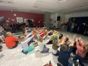 à l'école Saint Joseph de Solesmes, il y a eu un très beau moment d’échange à la maison de retraite de Solesmes, entre les Cm1 b , les GS , les personnes âgées et un magicien ! 2