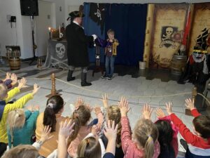 à l'école Saint Joseph de Solesmes, il y a eu un très beau moment d’échange à la maison de retraite de Solesmes, entre les Cm1 b , les GS , les personnes âgées et un magicien ! 3