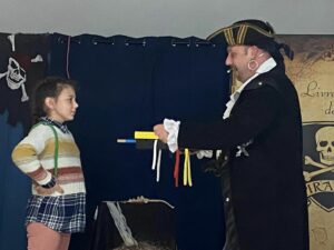 à l'école Saint Joseph de Solesmes, il y a eu un très beau moment d’échange à la maison de retraite de Solesmes, entre les Cm1 b , les GS , les personnes âgées et un magicien ! 4