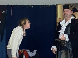 à l'école Saint Joseph de Solesmes, il y a eu un très beau moment d’échange à la maison de retraite de Solesmes, entre les Cm1 b , les GS , les personnes âgées et un magicien ! 5