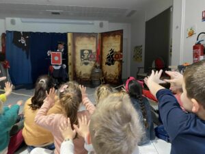 à l'école Saint Joseph de Solesmes, il y a eu un très beau moment d’échange à la maison de retraite de Solesmes, entre les Cm1 b , les GS , les personnes âgées et un magicien ! 7