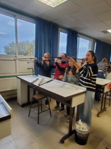 Dans le cadre de la fête de la science, les élèves de seconde GT et de la section ST2S du Lycée Hélène Boucher de Somain ont participé à un atelier sarbacane. 1