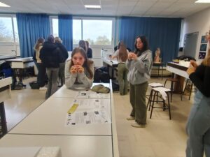 Dans le cadre de la fête de la science, les élèves de seconde GT et de la section ST2S du Lycée Hélène Boucher de Somain ont participé à un atelier sarbacane. 2