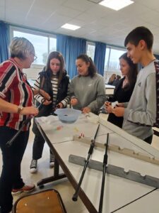 Dans le cadre de la fête de la science, les élèves de seconde GT et de la section ST2S du Lycée Hélène Boucher de Somain ont participé à un atelier sarbacane. 4