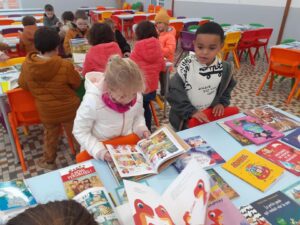 Festival du livre jusqu'au 3 décembre. Les élèves de l'école Saint Joseph de Solesmes découvre les livres avec leur classe 1
