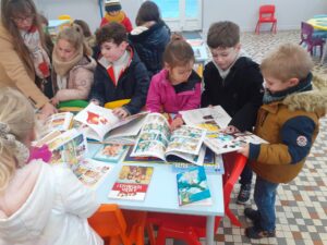 Festival du livre jusqu'au 3 décembre. Les élèves de l'école Saint Joseph de Solesmes découvre les livres avec leur classe 2