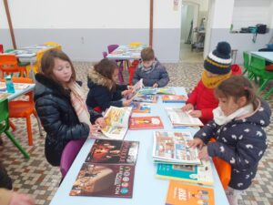 Festival du livre jusqu'au 3 décembre. Les élèves de l'école Saint Joseph de Solesmes découvre les livres avec leur classe