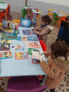 Festival du livre jusqu'au 3 décembre. Les élèves de l'école Saint Joseph de Solesmes découvre les livres avec leur classe 3
