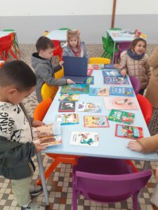 Festival du livre jusqu'au 3 décembre. Les élèves de l'école Saint Joseph de Solesmes découvre les livres avec leur classe 4