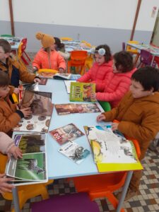 Festival du livre jusqu'au 3 décembre. Les élèves de l'école Saint Joseph de Solesmes découvre les livres avec leur classe 5