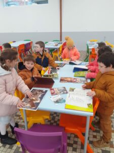 Festival du livre jusqu'au 3 décembre. Les élèves de l'école Saint Joseph de Solesmes découvre les livres avec leur classe 6