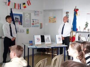 Les élèves de l’atelier défense et citoyenneté de l'Institution Saint Michel de Solesmes ont reçu ce jeudi 9 novembre la section du Souvenir Français de Caudry. 1