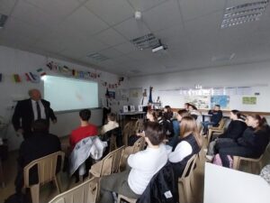 Les élèves de l’atelier défense et citoyenneté de l'Institution Saint Michel de Solesmes ont reçu ce jeudi 9 novembre la section du Souvenir Français de Caudry. 2