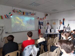 Les élèves de l’atelier défense et citoyenneté de l'Institution Saint Michel de Solesmes ont reçu ce jeudi 9 novembre la section du Souvenir Français de Caudry. 3