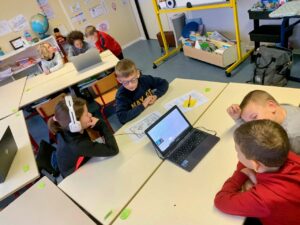 Les élèves de l'école Saint Roch de Cambrai ont vécu une journée de sensibilisation aux différents handicap : moteur, auditif, cognitif et moteur.
