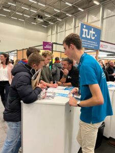 Les élèves de Seconde du Lycée Notre Dame de Valenciennes se sont rendus au Salon de l'Etudiant de Valenciennes, accompagné de leurs enseignants... 2