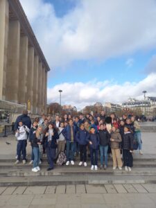 Lundi 06 novembre 2023, les élèves délégués 5ème, 4ème et 3ème du collège Saint-Luc se sont rendus au Palais-Bourbon pour une visite de l’Assemblée nationale. 4