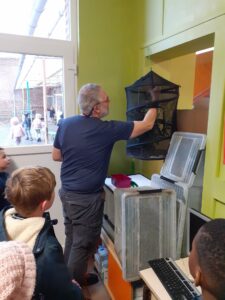 On observe les élevages de chenilles et d'escargots à l'école Saint Vincent de Paul de Douai 5