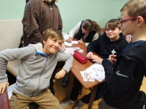 A l'occasion de Noël, la classe de 5ème D du Collège Saint Jean-Baptiste de la Salle de Valenciennes s'est rendue à la maison de retraite La Treille 9