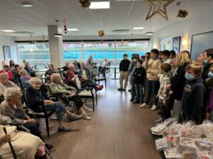 A l'occasion de Noël, la classe de 5ème D du Collège Saint Jean-Baptiste de la Salle de Valenciennes s'est rendue à la maison de retraite La Treille 1