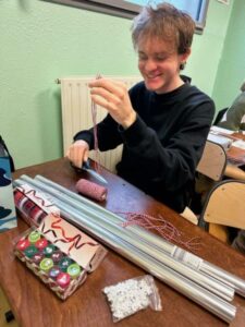 A l'occasion de Noël, la classe de 5ème D du Collège Saint Jean-Baptiste de la Salle de Valenciennes s'est rendue à la maison de retraite La Treille 2