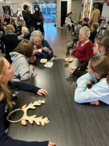 A l'occasion de Noël, la classe de 5ème D du Collège Saint Jean-Baptiste de la Salle de Valenciennes s'est rendue à la maison de retraite La Treille 4