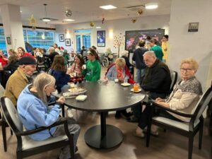 A l'occasion de Noël, la classe de 5ème D du Collège Saint Jean-Baptiste de la Salle de Valenciennes s'est rendue à la maison de retraite La Treille 5