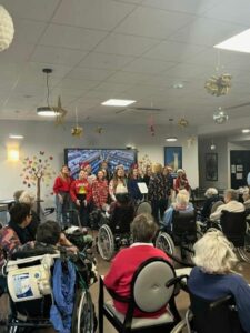 A l'occasion de Noël, la classe de 5ème D du Collège Saint Jean-Baptiste de la Salle de Valenciennes s'est rendue à la maison de retraite La Treille 7