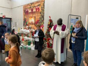 Célébration de Noël sous le signe de la Lumière des classes de cycle 2 à l'école Notre Dame de la Renaissance de Somain 9