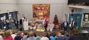 Célébration de Noël sous le signe de la Lumière des classes de cycle 2 à l'école Notre Dame de la Renaissance de Somain 8