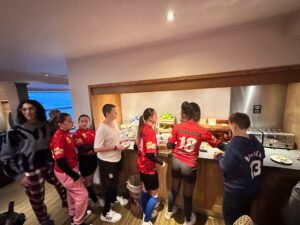 C’est avec fierté que nos 80 jeunes de l'Institution Saint Jean de Douai ont pu de nouveau défendre les couleurs de leur établissement lors du traditionnel week-end sportif au collège Saint Edmund de Ware (Angleterre). 13