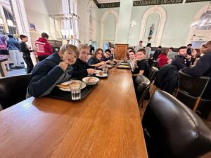 C’est avec fierté que nos 80 jeunes de l'Institution Saint Jean de Douai ont pu de nouveau défendre les couleurs de leur établissement lors du traditionnel week-end sportif au collège Saint Edmund de Ware (Angleterre). 14