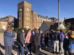 C’est avec fierté que nos 80 jeunes de l'Institution Saint Jean de Douai ont pu de nouveau défendre les couleurs de leur établissement lors du traditionnel week-end sportif au collège Saint Edmund de Ware (Angleterre). 1