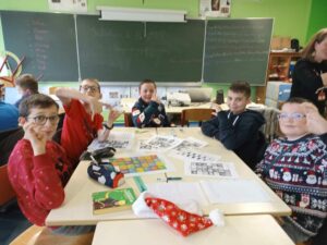 Initiation au Langage des signes ce matin avec la 5° Paris du Collège Sainte Marie de Valenciennes. 3
