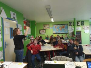 Initiation au Langage des signes ce matin avec la 5° Paris du Collège Sainte Marie de Valenciennes. 4