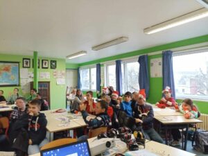 Initiation au Langage des signes ce matin avec la 5° Paris du Collège Sainte Marie de Valenciennes. 5
