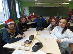 Initiation au Langage des signes ce matin avec la 5° Paris du Collège Sainte Marie de Valenciennes. 7