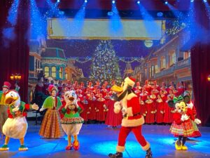 La chorale du Collège Saint Luc de Cambrai à Euro Disney !