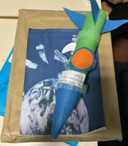Les élèves de 5ème de l'Institution Saint Michel de Solesmes ont fait voyager leurs camarades en leur présentant un livre sur le thème du voyage. 9