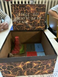 Les élèves de 5ème de l'Institution Saint Michel de Solesmes ont fait voyager leurs camarades en leur présentant un livre sur le thème du voyage. 11