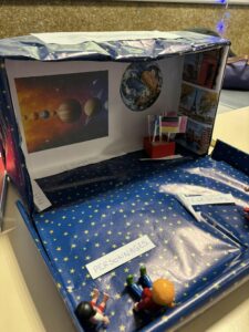 Les élèves de 5ème de l'Institution Saint Michel de Solesmes ont fait voyager leurs camarades en leur présentant un livre sur le thème du voyage. 21